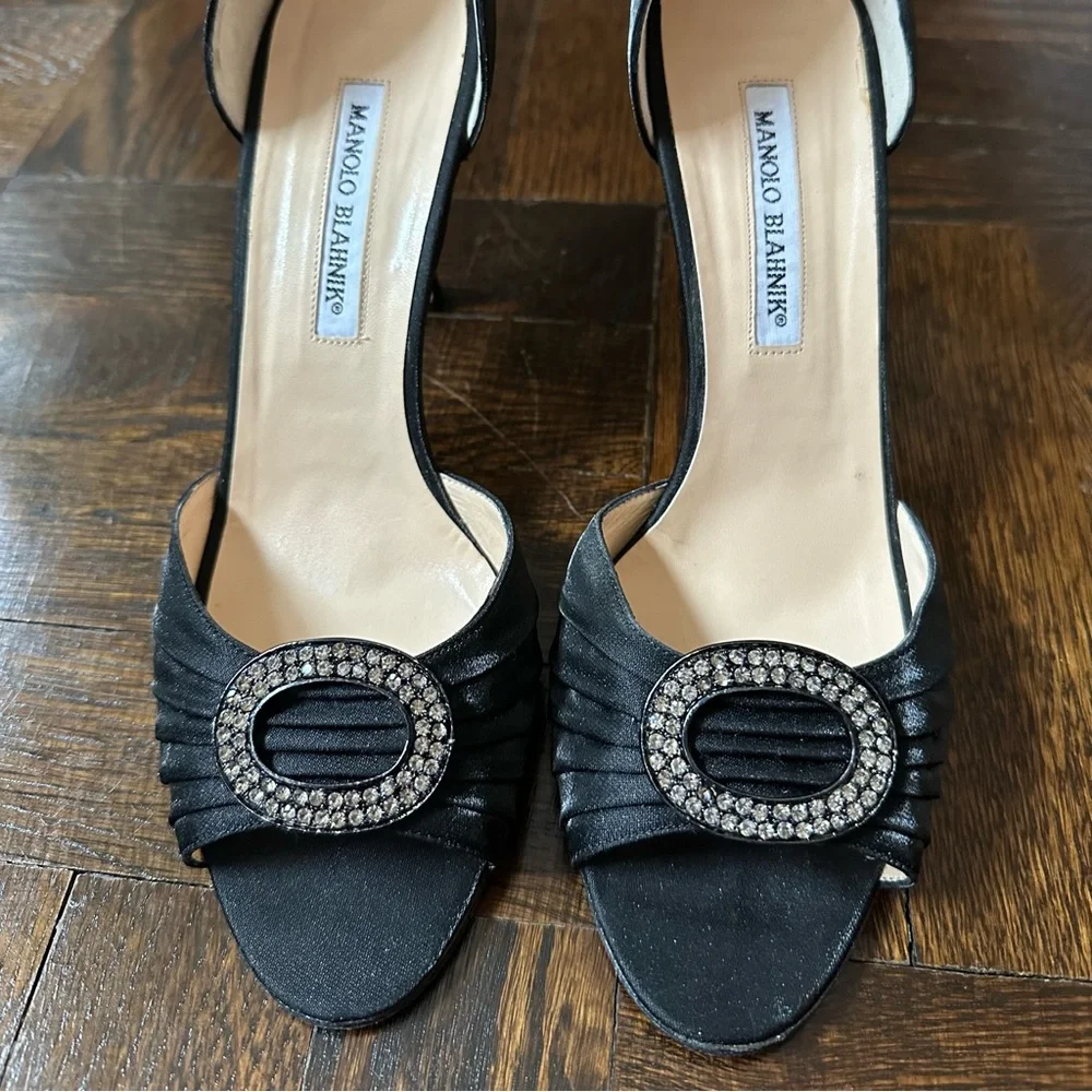 MANOLO BLAHNIK NIB BLACK SILK SEDARABY D’ORSAY CRYSTAL BUCKLE HEELS - SIZE 39.5 - Picture 5 of 10